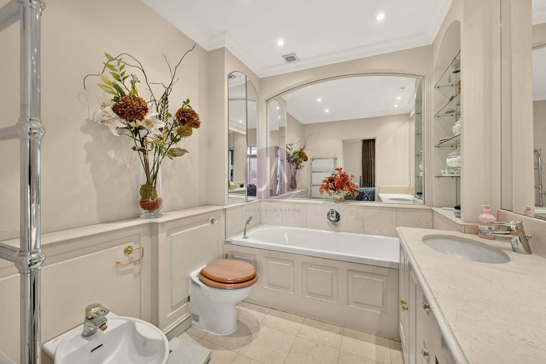 4 bedroom Flat to rent in Prince Albert Court-view10