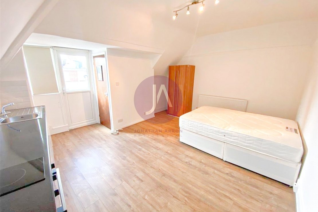 Flat to rent in Princes Avenue-view1