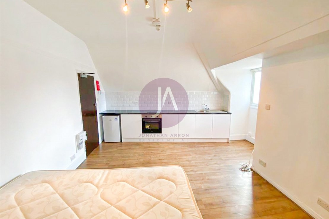 Flat to rent in Princes Avenue-view3