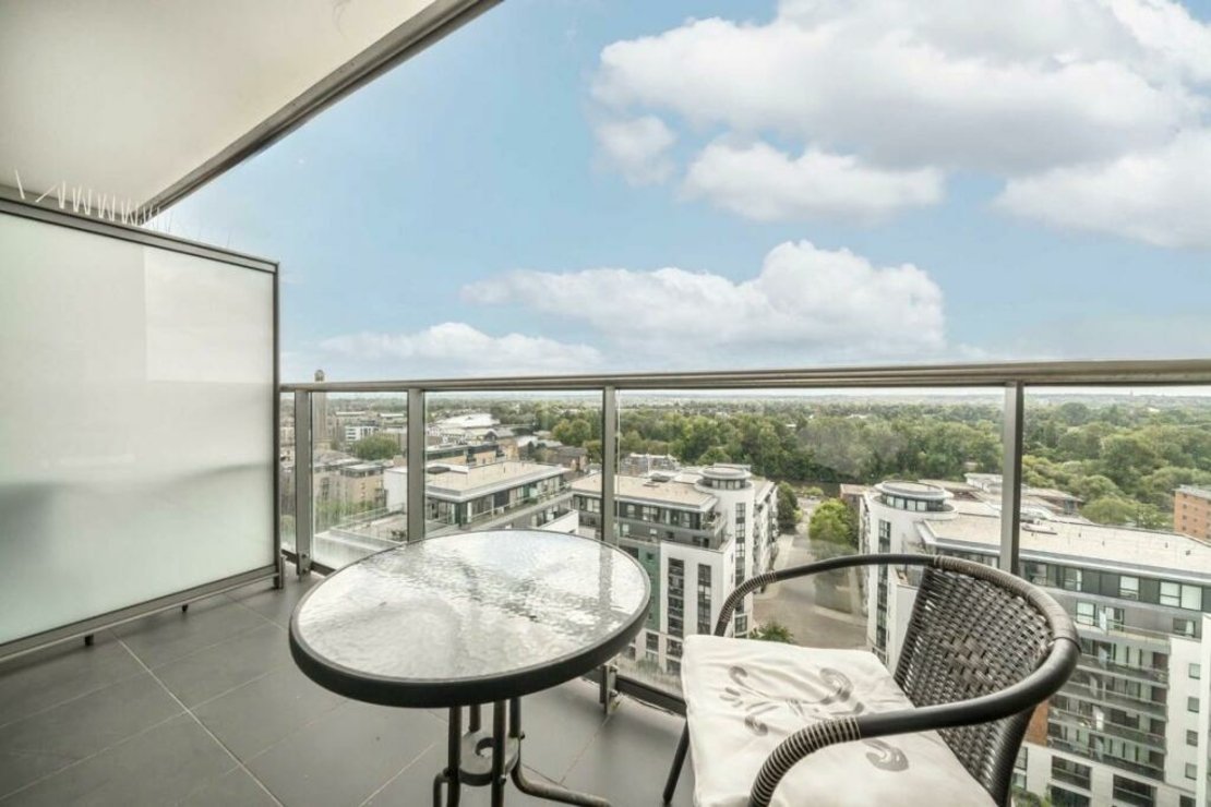 3 bedroom Flat to rent in Pump House Crescent-view4