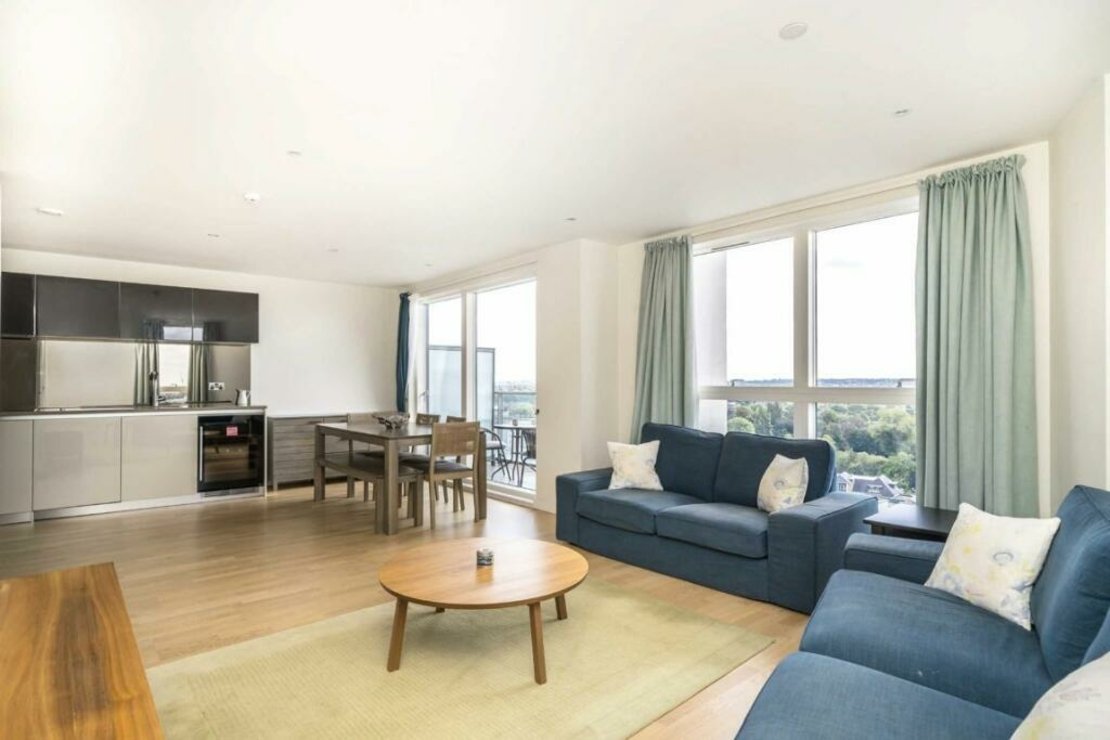 3 bedroom Flat to rent in Pump House Crescent-view2