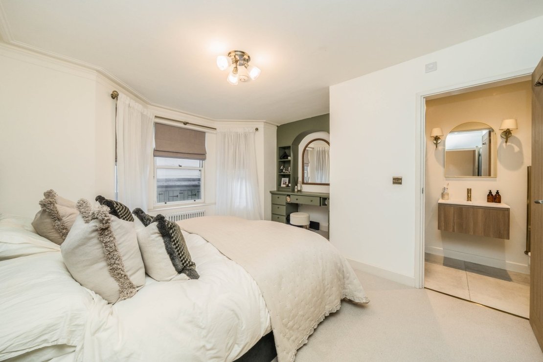 2 bedroom Flat to rent in Randolph Avenue-view8