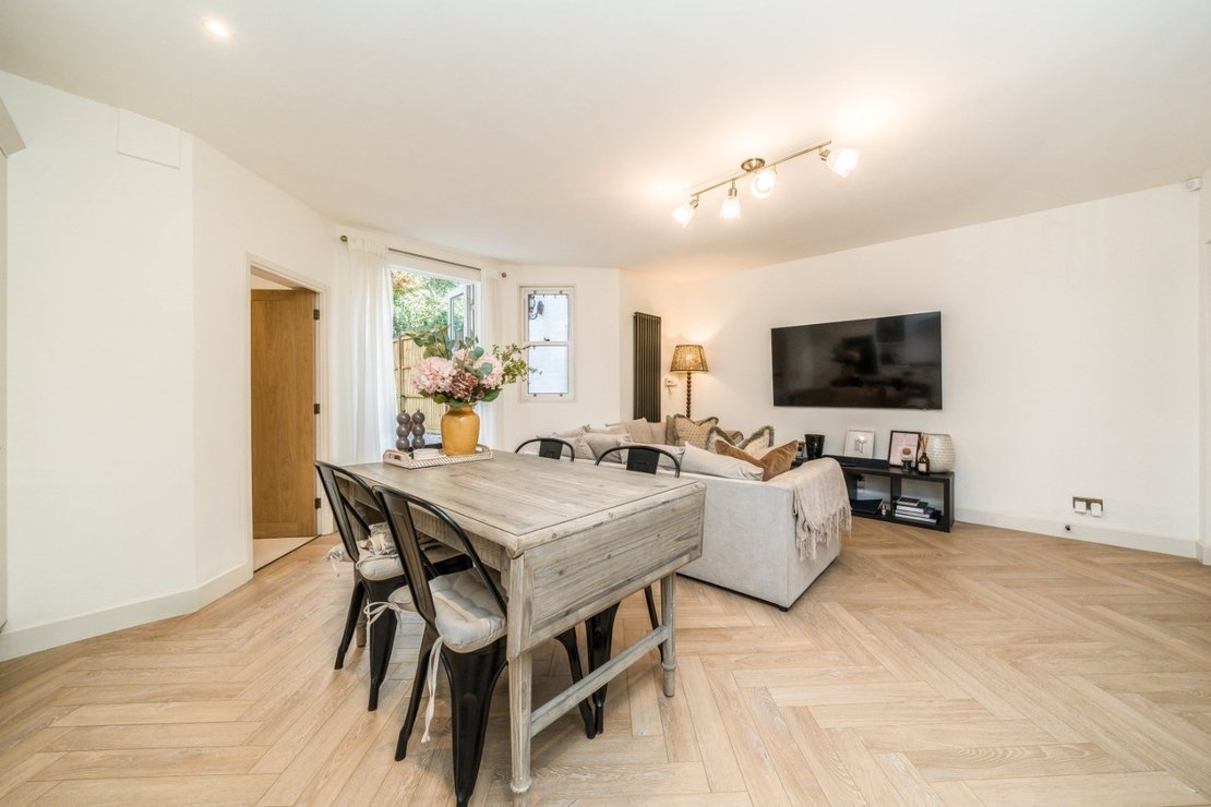 2 bedroom Flat to rent in Randolph Avenue-view6