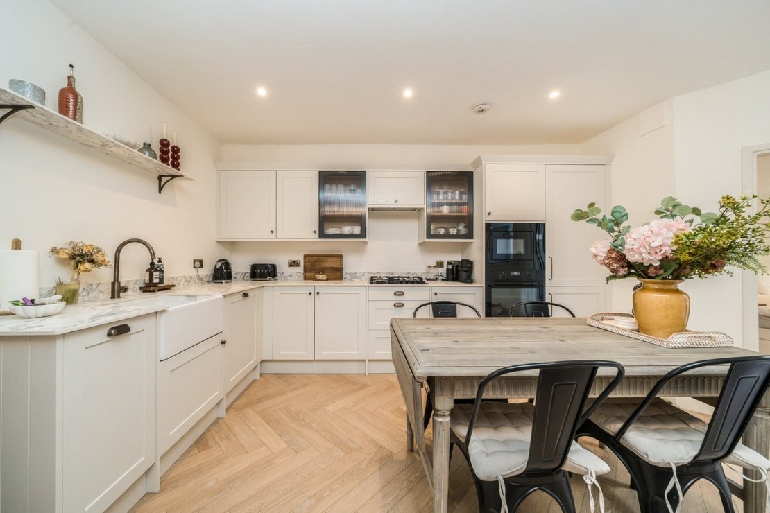 2 bedroom Flat to rent in Randolph Avenue-view3