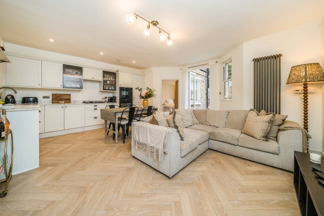 2 bedroom Flat to rent in Randolph Avenue-view1
