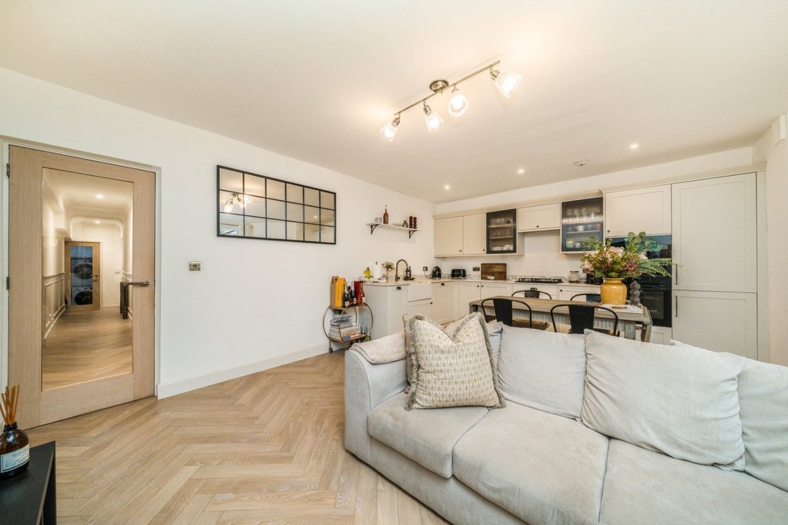 2 bedroom Flat to rent in Randolph Avenue-view4