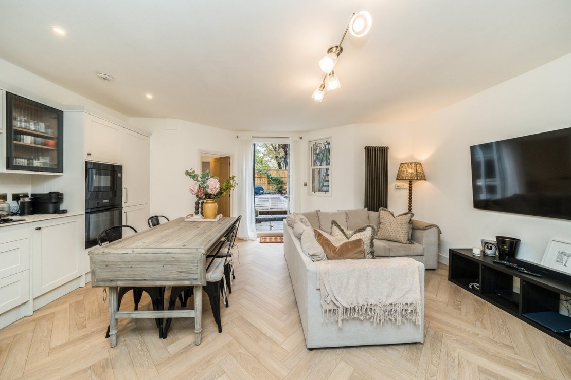 2 bedroom Flat to rent in Randolph Avenue-view5
