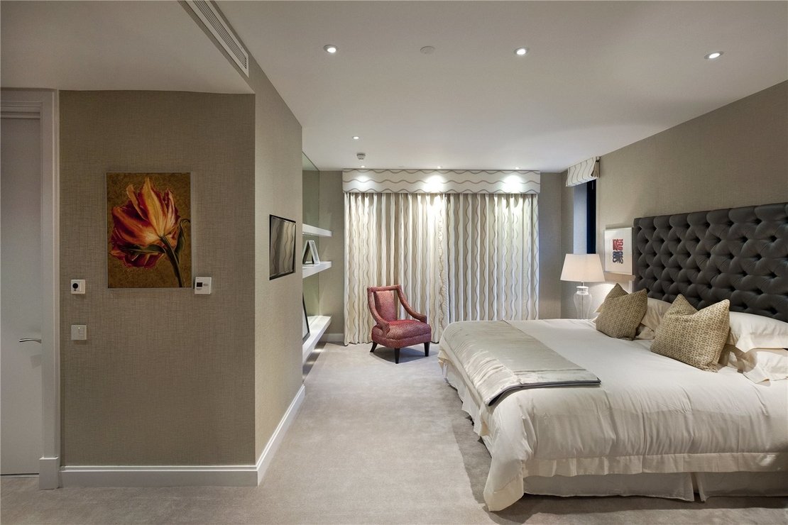 4 bedroom House to rent in Regents Courtyard-view4