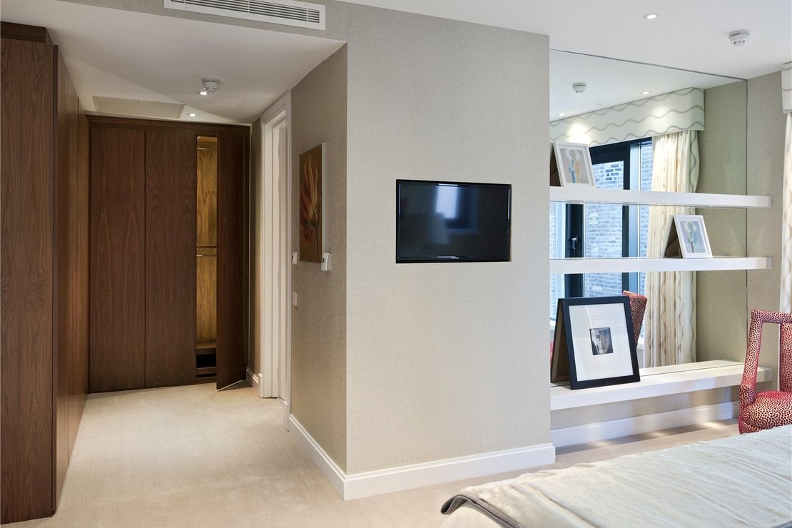 4 bedroom House to rent in Regents Courtyard-view5