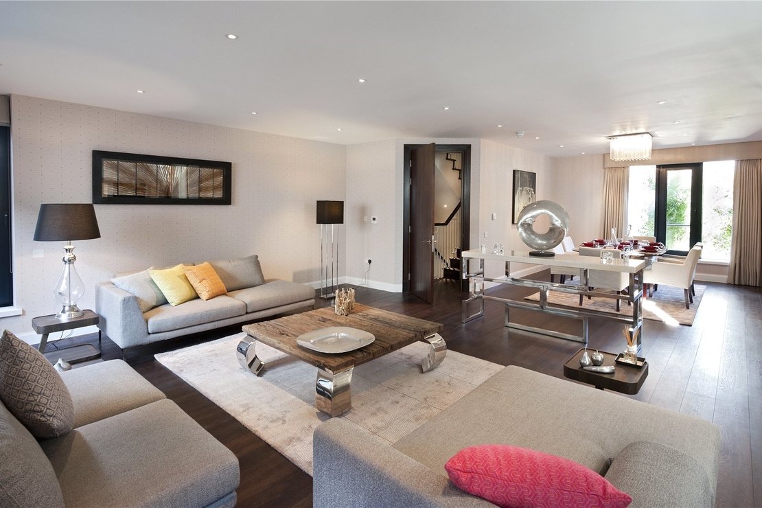 4 bedroom House to rent in Regents Courtyard-view1