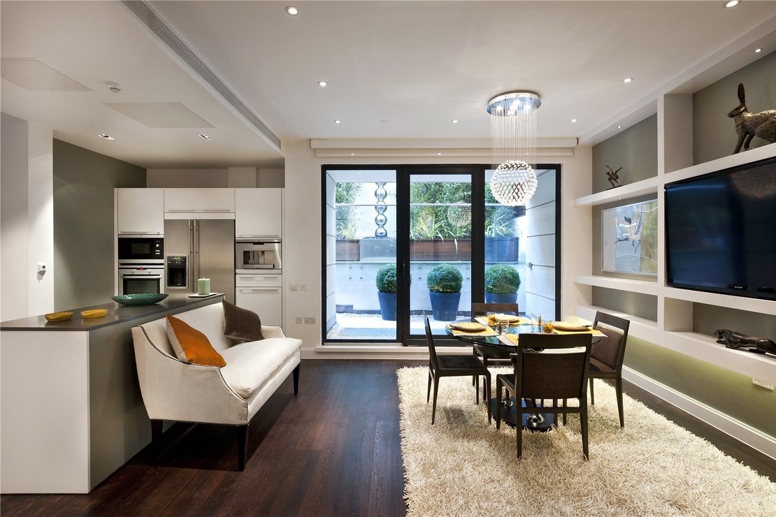 4 bedroom House to rent in Regents Courtyard-view8