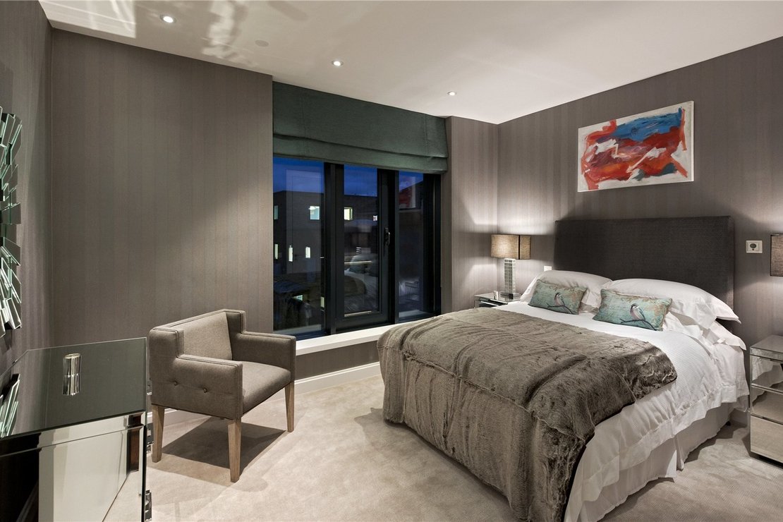 4 bedroom House to rent in Regents Courtyard-view9