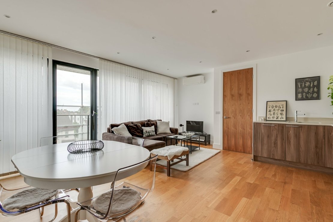 2 bedroom Flat to rent in Regis Place-view6