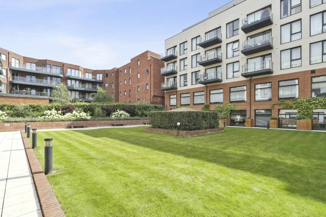 2 bedroom Flat to rent in Regis Place-view2