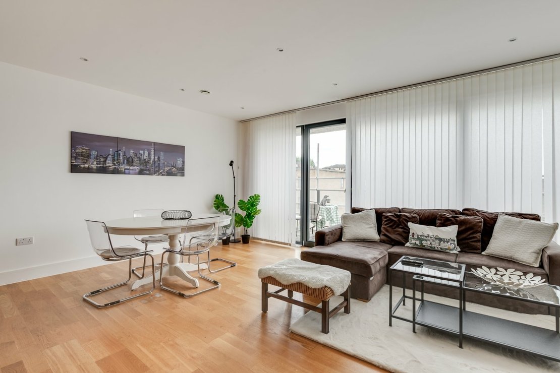 2 bedroom Flat to rent in Regis Place-view3