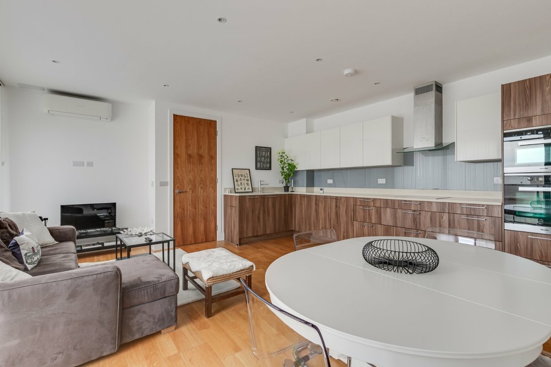 2 bedroom Flat to rent in Regis Place-view4