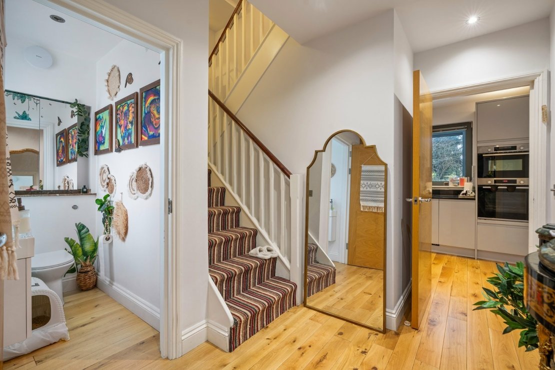 4 bedroom Maisonette to rent in Ridge Road-view11