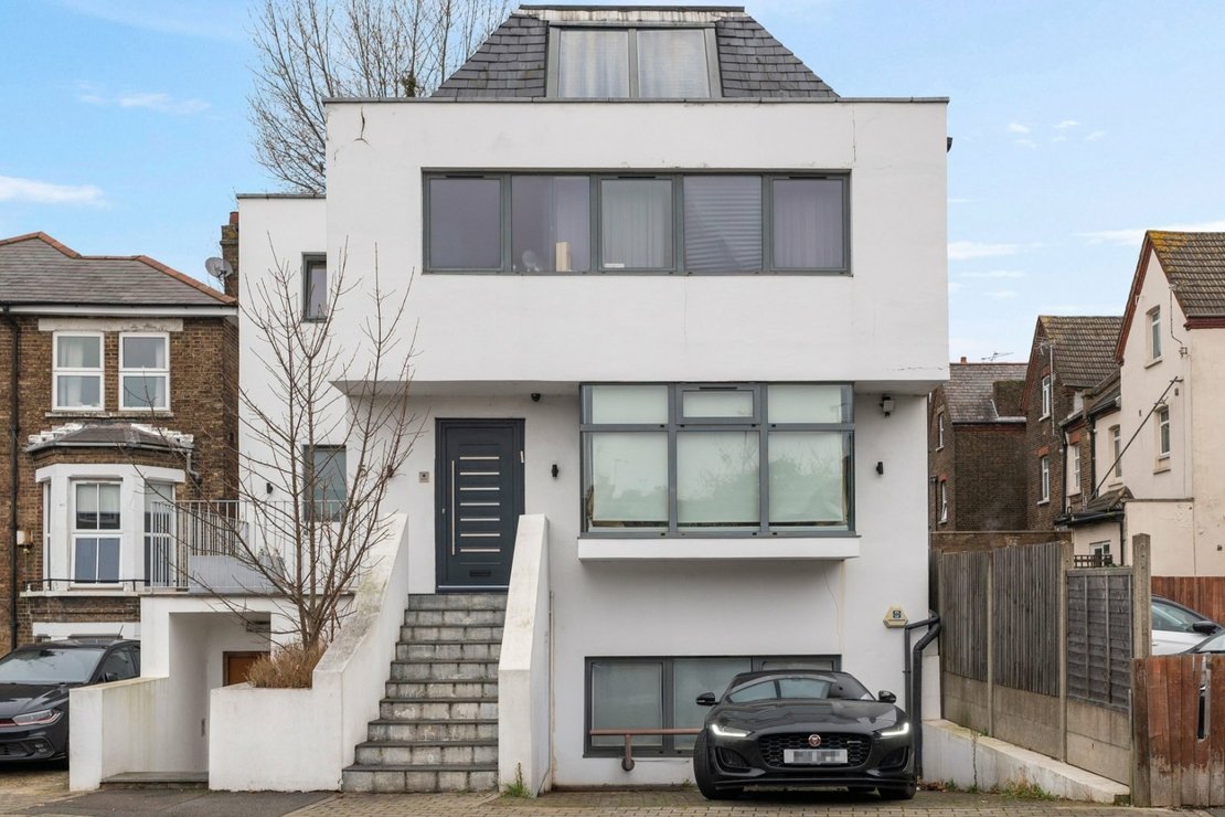 4 bedroom Maisonette to rent in Ridge Road-view2