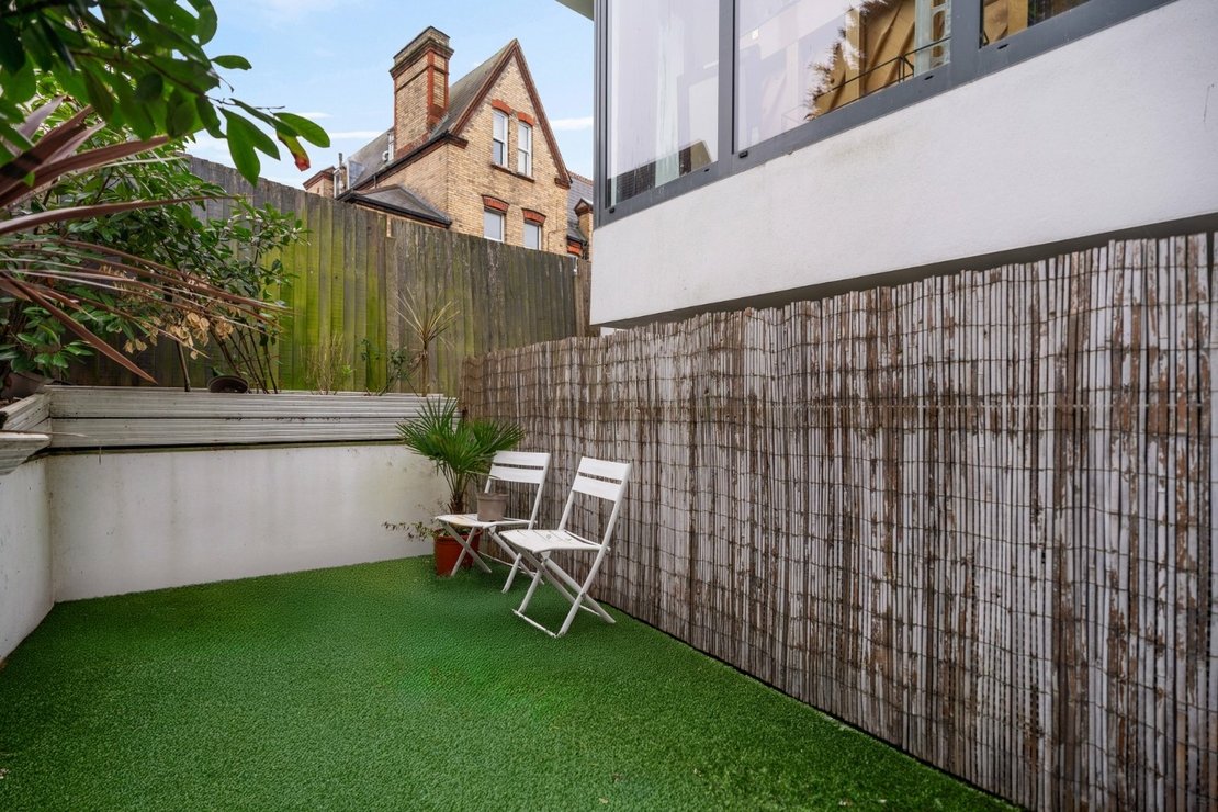 4 bedroom Maisonette to rent in Ridge Road-view8