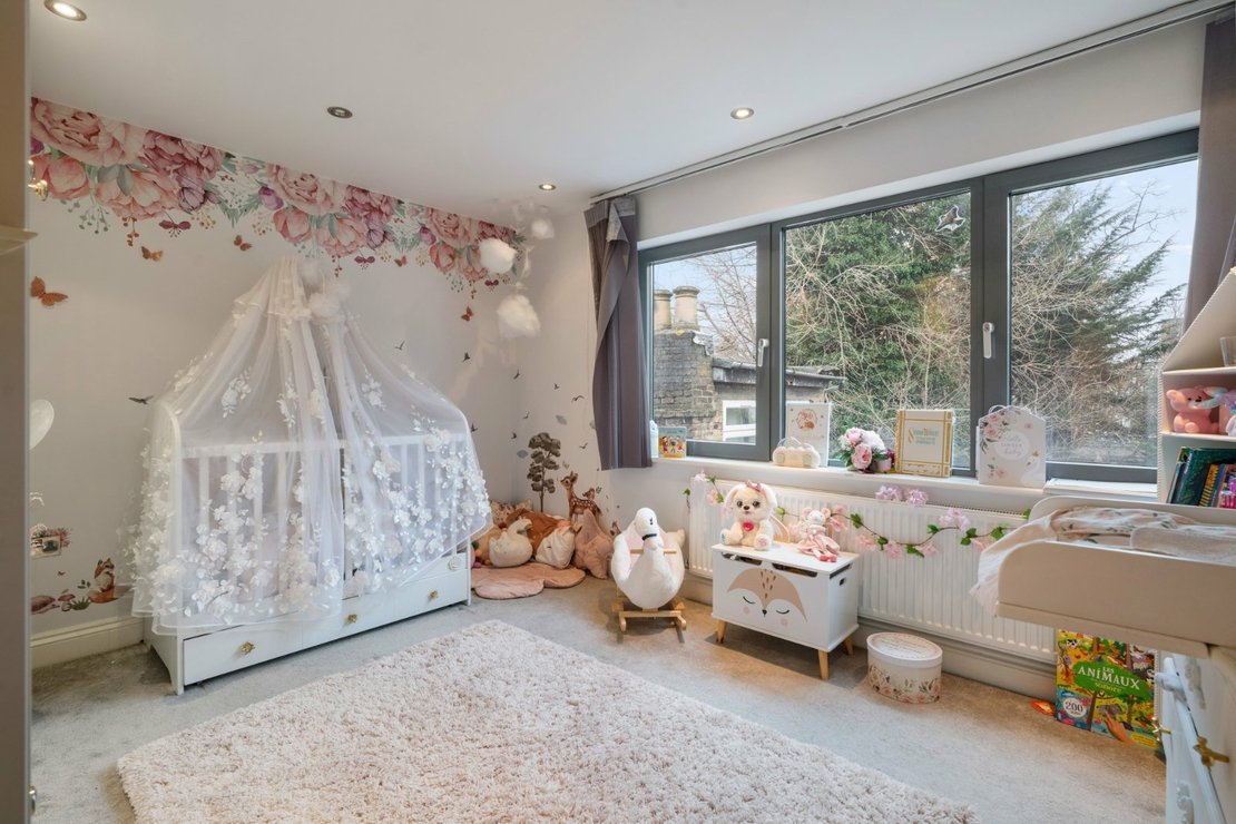 4 bedroom Maisonette to rent in Ridge Road-view9