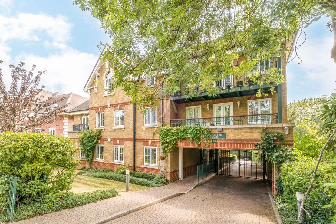 3 bedroom Flat to rent in Rochester Court-view3