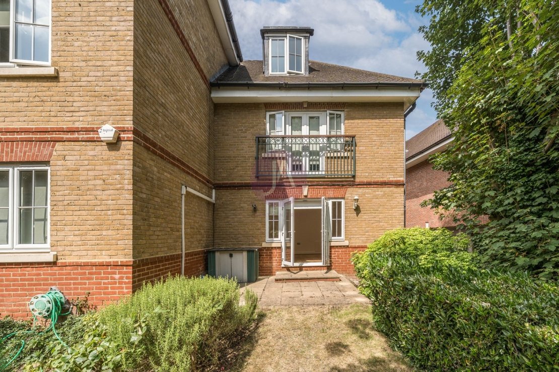 3 bedroom Flat to rent in Rochester Court-view16