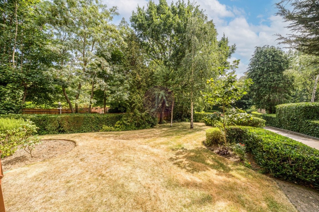 3 bedroom Flat to rent in Rochester Court-view15