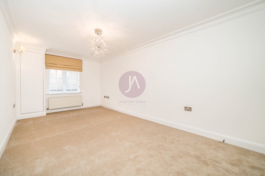 3 bedroom Flat to rent in Rochester Court-view6