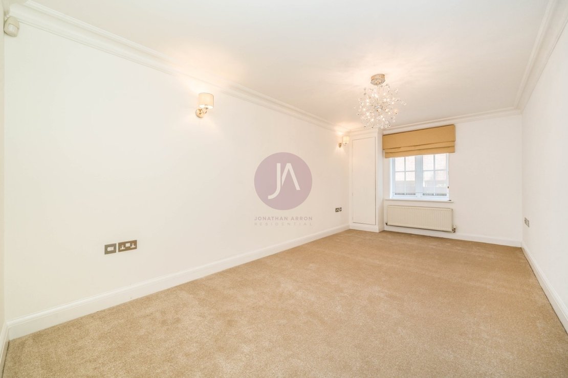 3 bedroom Flat to rent in Rochester Court-view5