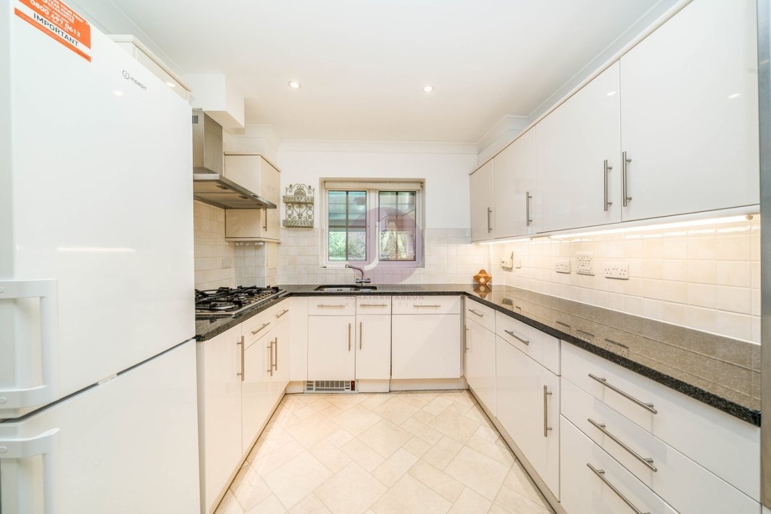 3 bedroom Flat to rent in Rochester Court-view2