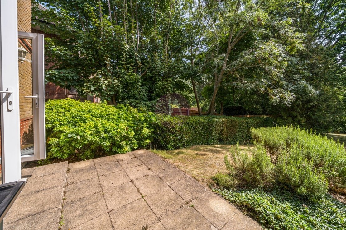 3 bedroom Flat to rent in Rochester Court-view17