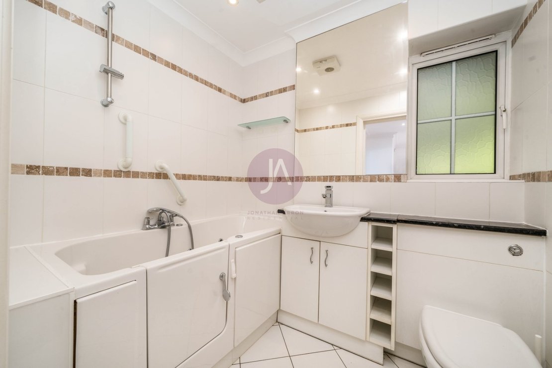 3 bedroom Flat to rent in Rochester Court-view11