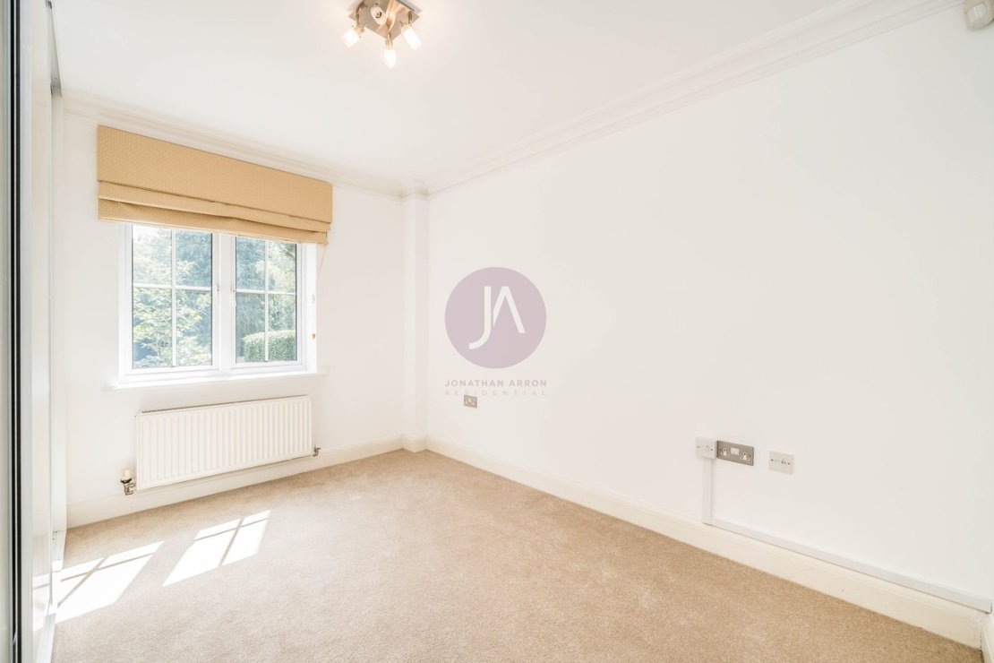 3 bedroom Flat to rent in Rochester Court-view7