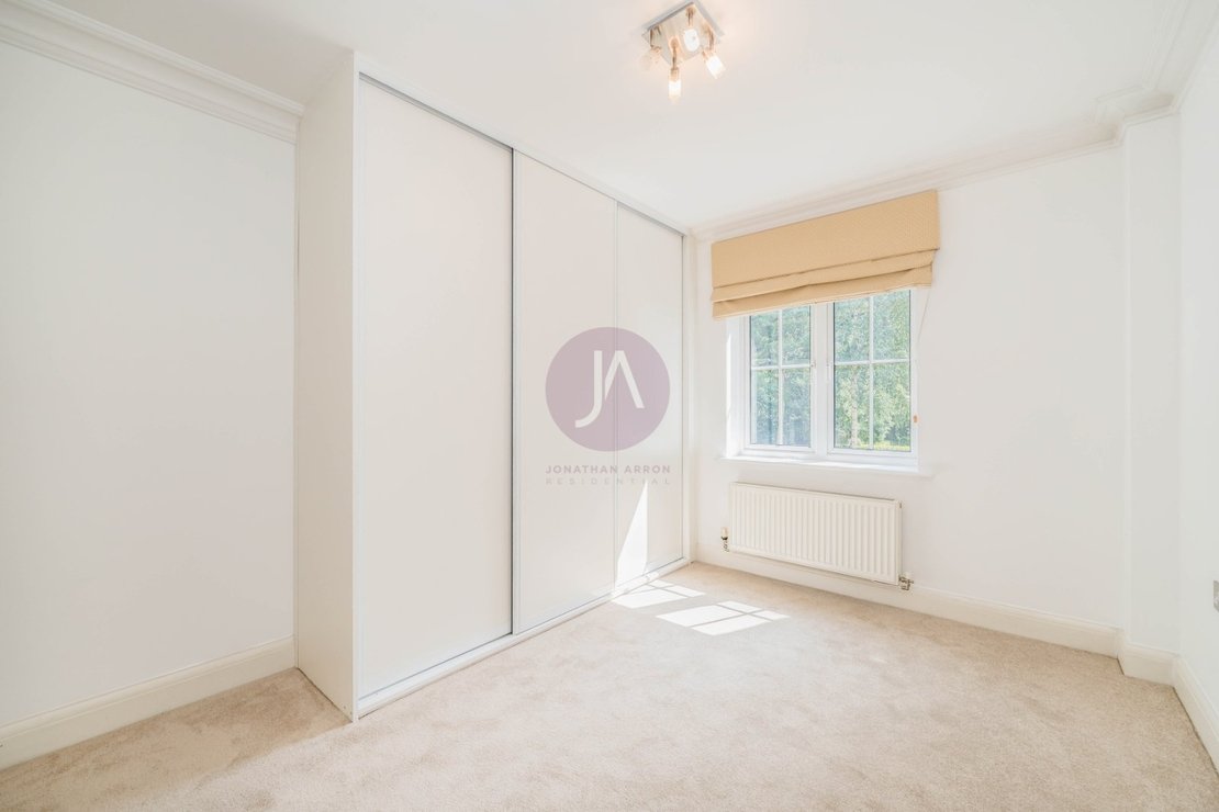 3 bedroom Flat to rent in Rochester Court-view8