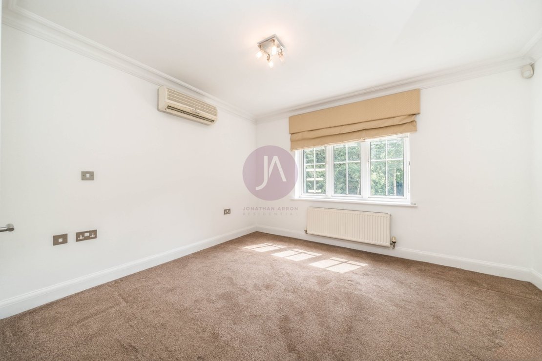 3 bedroom Flat to rent in Rochester Court-view9