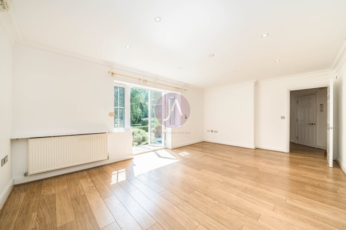 3 bedroom Flat to rent in Rochester Court-view4