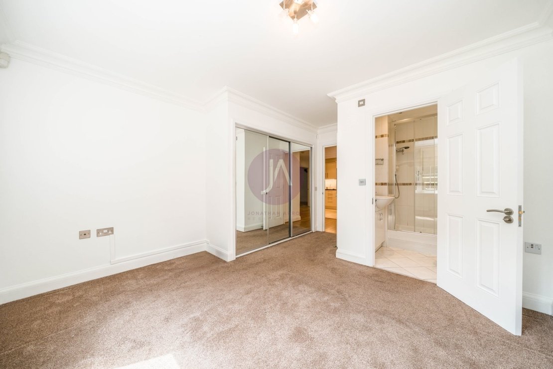 3 bedroom Flat to rent in Rochester Court-view10