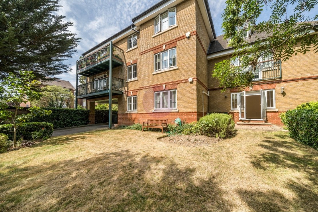3 bedroom Flat to rent in Rochester Court-view14