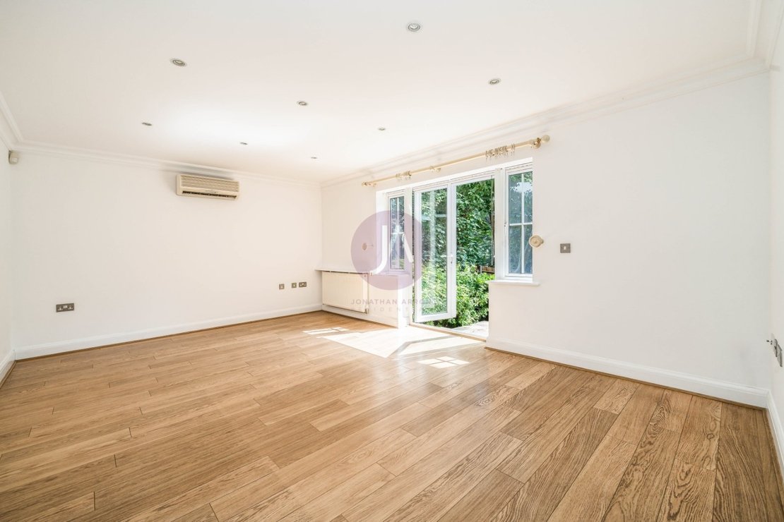 3 bedroom Flat to rent in Rochester Court-view1