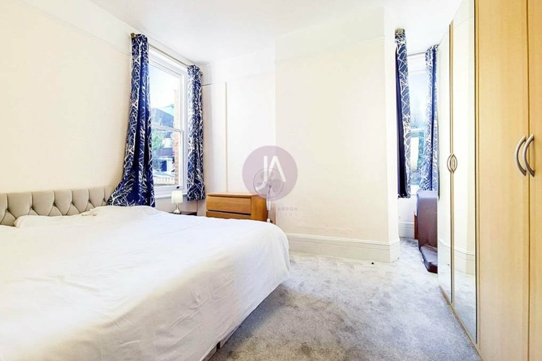 3 bedroom Flat to rent in Rosemary Court-view5