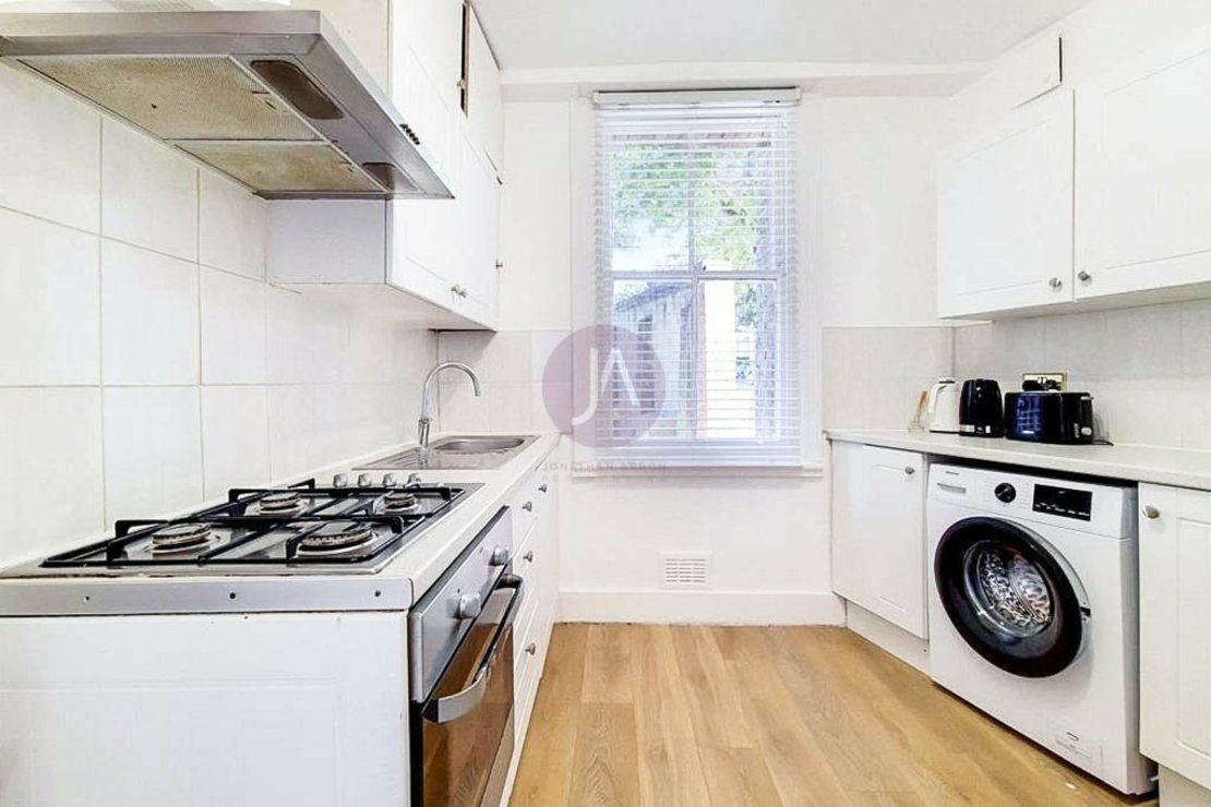 3 bedroom Flat to rent in Rosemary Court-view4