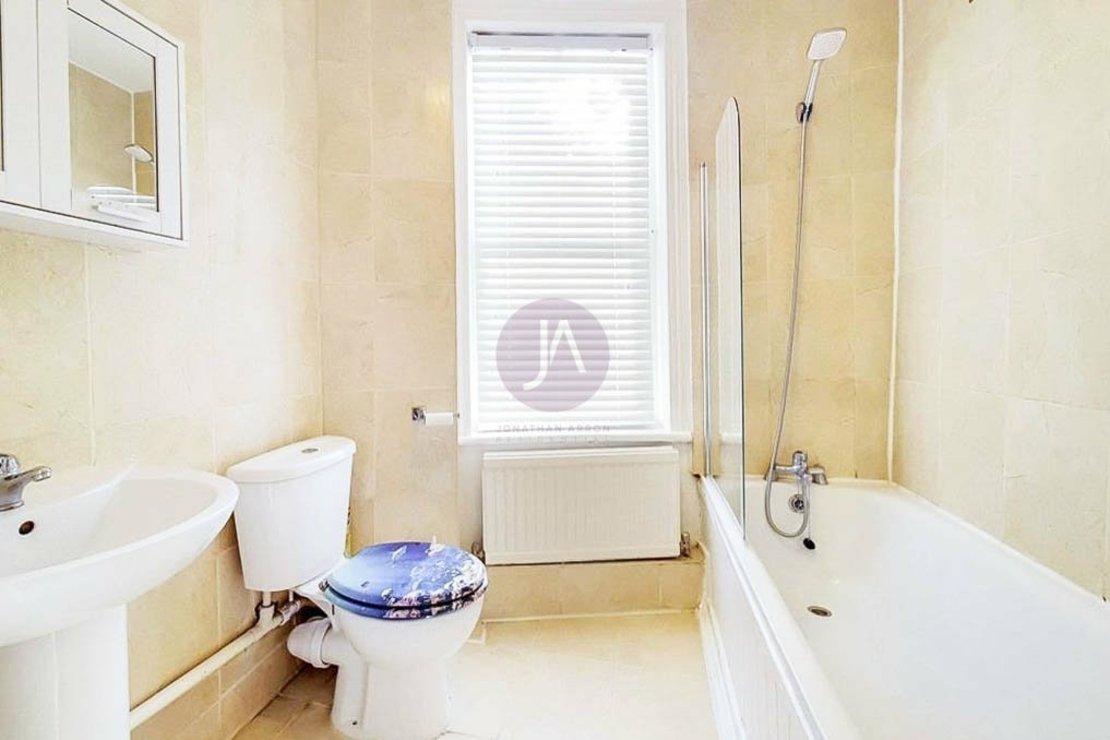 3 bedroom Flat to rent in Rosemary Court-view10