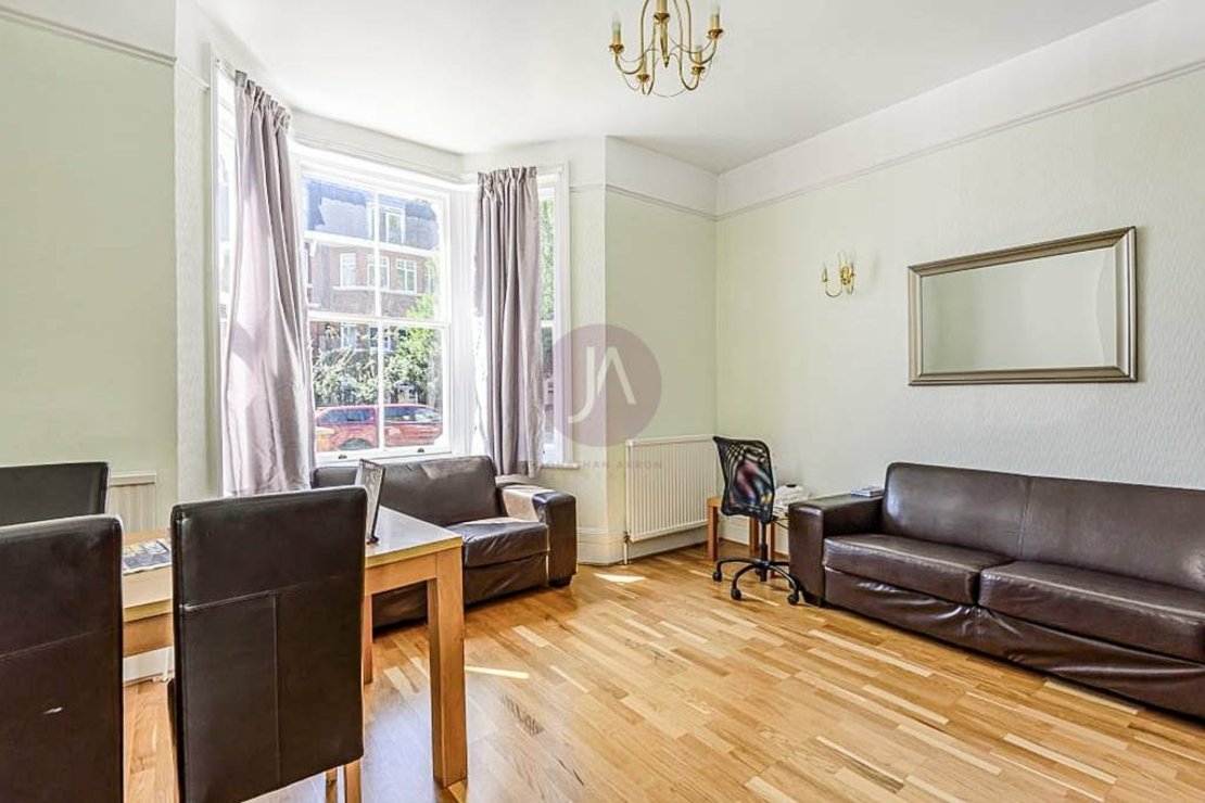 3 bedroom Flat to rent in Rosemary Court-view2