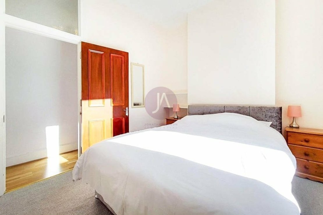 3 bedroom Flat to rent in Rosemary Court-view6