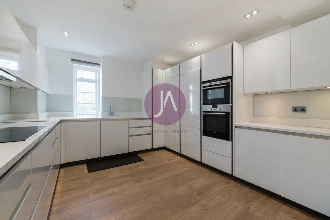 4 bedroom Flat to rent in Rossmore Court-view3