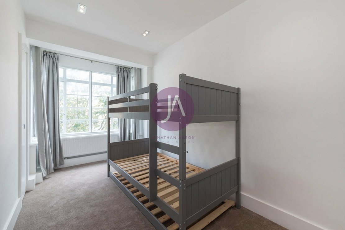 4 bedroom Flat to rent in Rossmore Court-view9