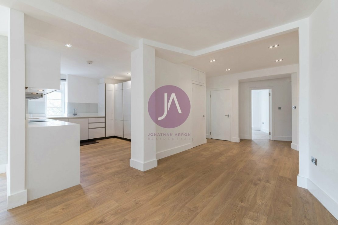 4 bedroom Flat to rent in Rossmore Court-view5