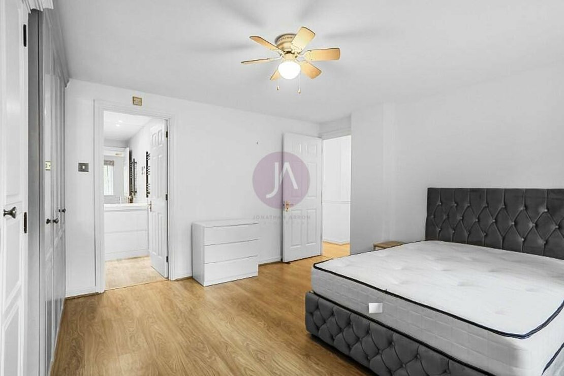 2 bedroom Flat to rent in Rushmore House-view7