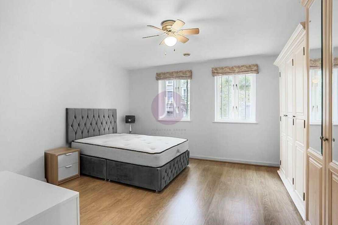 2 bedroom Flat to rent in Rushmore House-view6