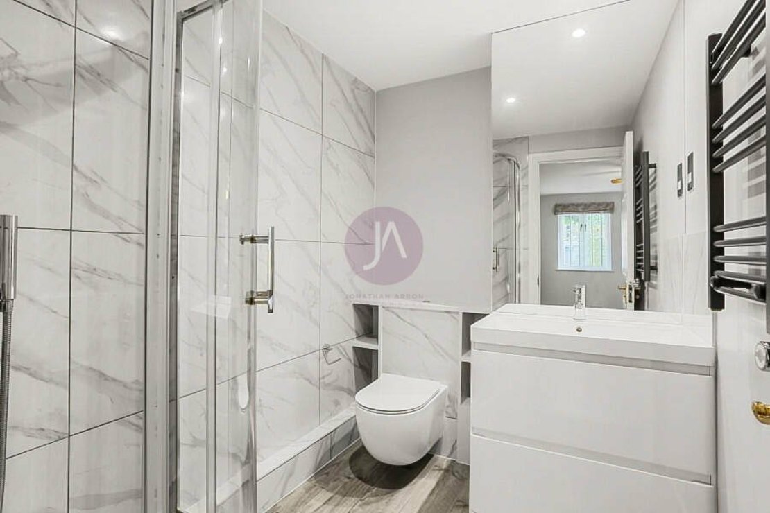 2 bedroom Flat to rent in Rushmore House-view16